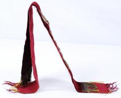 Kézzel varrt sapka és gazdagon díszített stóla, egy helyen elvált a varrás