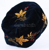 Kézzel varrt sapka és gazdagon díszített stóla, egy helyen elvált a varrás