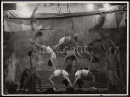 1950-1960 Tiszavölgyi József vintage felvétele akrobatákról, hátoldalán szerzői pecséttel jelzett, 13x17cm