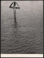 1978 Bartha Árpád (1953) vintage fotója egy árvízről. Hátoldalán szerzői pecséttel jelzett, dedikált, 24x18cm