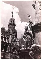 1930-1940 Vadas Ernő (1899-1962) vintage fotója a Budai Várban levő Szentháromság szoborról, szerzői pecséttel jelzett, 22x15cm