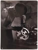 cca 1970-1980 Zsigri Oszkár vintage felvétele egy gépműhelyből, hátoldalán aláírt, 24x18cm