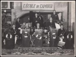 cca 1930-1940 Déry Tibor zenész világjáró zenekarával, 18x24cm