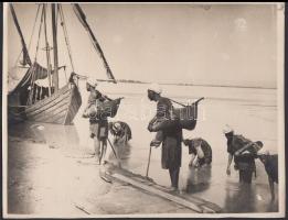 cca 1900-1920 Vízszállítók, India /  Water carriers, India, 21x27cm