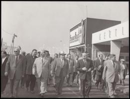 cca 1950-1955 Rákosi Mátyás, Nagy Imre, Dobi István a Budapesti Nemzetközi Vásáron, 17x22cm