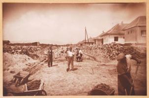 cca 1920-1930 Útépítők. Szociofotó, kartonra ragasztva, 11x17/23x23cm