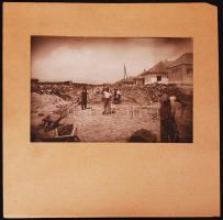 cca 1920-1930 Útépítők. Szociofotó, kartonra ragasztva, 11x17/23x23cm