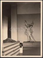 cca 1930-1940 Kis táncosnő, modern műtermi fotó, jelzés nélkül, 8x6cm