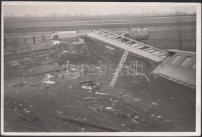 cca 1950-1955 Tiszavölgyi József vintage fotója egy Rákosi elleni vasúti merénylet helyszínéről. Hátoldalán szerzői pecséttel jelzett, feliratozott, 12x18cm