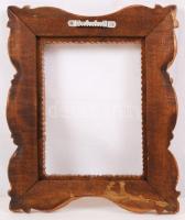 Aranyozott fakeret, apró kopással, belső: 11,5x16cm, teljes méret: 21x25cm / 
Hand crafted frame