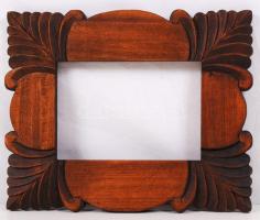 Faragott fakeret, jó állapotú, belső: 14x9,5cm, teljes méret: 19,5x24cm / Hand crafted frame