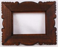 Faragott fakeret, jó állapotú, belső: 14x9,5cm, teljes méret: 19,5x24cm / 
Hand crafted frame