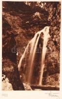 1933 Thöresz Dezső (1902-1963): Vízesés. Vintage fotó, aláírt, feliratozott, a technika részletes leírásával, kartonra ragasztva, 16x10/31x24cm