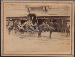cca 1890-1900 Mulatozó társaság egy hintón hazafelé, kartonra ragasztva /  Revellers on a carriage, mounted on cardboard, 17x23cm
