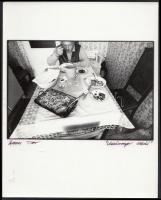 cca 1990 Ambrus Tibor: Vasárnapi ebéd. Vintage fotó, aláírt, feliratozott, 22x18cm-es fotópapíron 11x16cm