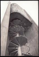cca 1960-1970 Ismeretlen szerző modern épületfotója, 9x6cm