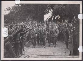 1940 Hitler vezés és kancellár katonái között Magyar Film Iroda feliratozott sajtófotó / Hitler and his soldiers press photo 24x18 cm