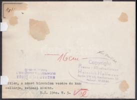 1940 Hitler vezés és kancellár katonái között Magyar Film Iroda feliratozott sajtófotó / Hitler and ...