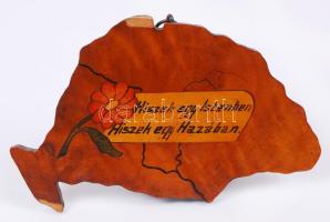 cca 1920-1945 Nagy-Magyarország falra akasztható, részben festett fatérkép, "Hiszek egy Istenben, Hiszek egy Hazában" idézettel. Hiányokkal, 18x11 cm.