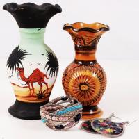 Arab kerámia vázák, hibátlanok, selyem-fém fülbevaló pár, bizsu karkötő