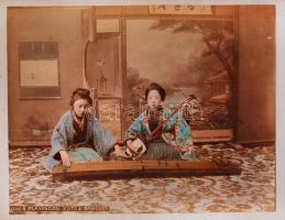 42 db érdekes fotót tartalmazó félbőr fotóalbum, benne festményekről, magyar és külföldi épületekről...