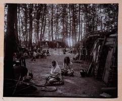 42 db érdekes fotót tartalmazó félbőr fotóalbum, benne festményekről, magyar és külföldi épületekről...