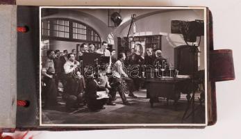 Cca 1950-1960 Kisméretű fotóalbum 33 db fényképpel egy magyar film forgatásáról, elsősorban a stábról, a képek mérete 5x8 és 9x12 cm között, az album mérete 9x14 cm