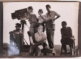 Cca 1950-1960 Kisméretű fotóalbum 33 db fényképpel egy magyar film forgatásáról, elsősorban a stábró...