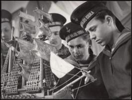 cca 1950-1960 Ismeretlen szerző felvétele a hajós iskola növendékeiről, 18x24 cm