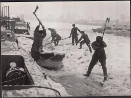 cca 1950-1960 Ismeretlen szerző vintage fotója jégtörő katonákról az újpesti hajókikötőben; 13x18 cm