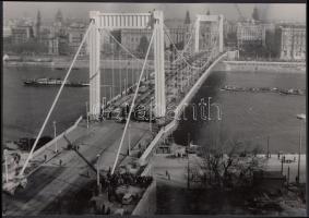 1964 Az Erzsébet-híd terhelése és átadása; 2 db 24x18 cm-es fotó