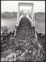 1964 Az Erzsébet-híd terhelése és átadása; 2 db 24x18 cm-es fotó