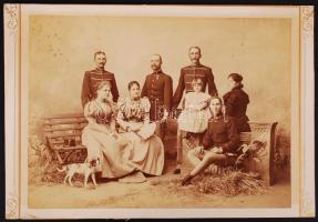 1897 Családi fotó, kartonra ragasztva, négy katonatiszttel; képméret: 18x25 cm, karton (körbevágva) 20x30 cm