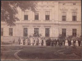 Cca 1890-1900 Főúri vendégek egy esküvőn, ismeretlen kastély parkjában 18x24 cm