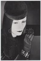 cca 1980-1990 Serge Lutens 2 modern divatfotója, feliratozva, 24x15 cm