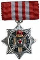 Jugoszlávia ~1952. Katonai Érdemrend ezüst kardokkal kitüntetés, ezüst jelzéssel hátoldalán, miniatű...