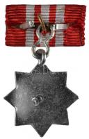 Jugoszlávia ~1952. Katonai Érdemrend ezüst kardokkal kitüntetés, ezüst jelzéssel hátoldalán, miniatű...