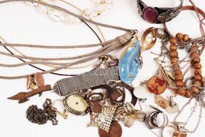 Kis bizsu tétel (közte sérült darabok is)/ 
Costume jewellery lot (some damaged)