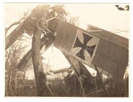 1914-1918 I. világháborús, lezuhant repülőgép roncsai Ajsevicában, hátoldalán feliratozott /  Crashed World War I plane in Ajsevica (Aisovizza), 8x11cm