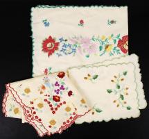 3 db hímzett terítő és egy hímzett falvédő, 20×30-60×40 cm
