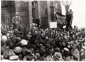 1919 Kun Béla beszédet mond a Parlament előtt, későbbi nagyítás, 17x23cm