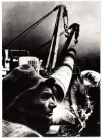 1960-1970 Fodor Ferenc: Csőfektetők. Vintage fotómontázs, feliratozva, 18x13cm