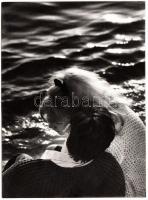 1960-1970 Péter János: Diszkréció. Vintage fotó, 95 nemzetközi kiállításon szerepelt a világ minden táján (néhány felsorolva a hátoldalon), 18x13cm