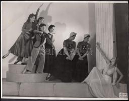cca 1930-1940 Forrai fotó Szentpál Máriáról és a Szentpál tánccsoportról. Vintage felvétel, pecséttel jelezve, 17x23cm (egyik sarka megtört)