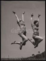 1920-1930 Szöllősy Kálmán (1887-1976): Páros ugrás szabadtéren. Vintage fotó Szentpál Olga mozgásműv...