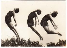 1926 Angelo (Funk Pál) (1894-1974): Ugrósor. Vintage fotó a Szentpál mozgásművészeti iskola növendék...