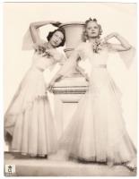 1920-1930 Angelo (1894-1974): Műtermi kompozíció két hölggyel. Vintage fotó, hátoldalán szerzői pecséttel jelzett, 22x17cm
