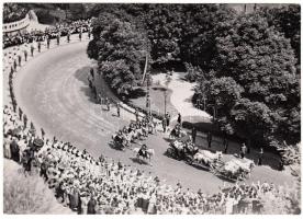 1937 Kerny István (1879-1963): Victor Emanuel és Horty Miklós hintóval érkezik a Budai Várba. Vintage fotó, hátoldalán szerzői pecséttel jelzett, feliratozott, 11x16cm