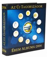"2004 - Az Új Tagországok Érem Albuma" gyűrűs éremtartó album kék színben 20db 22x33cm-es berakólappal, összesen 480db érme tárolására használt állapotban