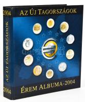 "2004 - Az Új Tagországok Érem Albuma" gyűrűs éremtartó album kék színben 20db 22x33cm-es berakólappal, összesen 480db érme tárolására használt állapotban